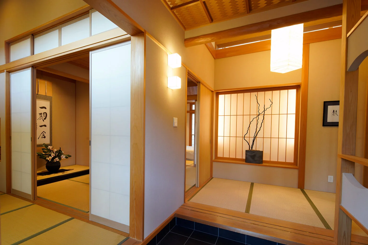 玄関を開けると和の空間が広がる。